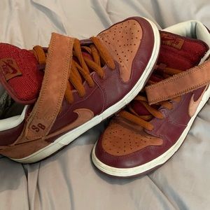 Nike Dunk Mid Pro SB "Embarco" Red/Pony